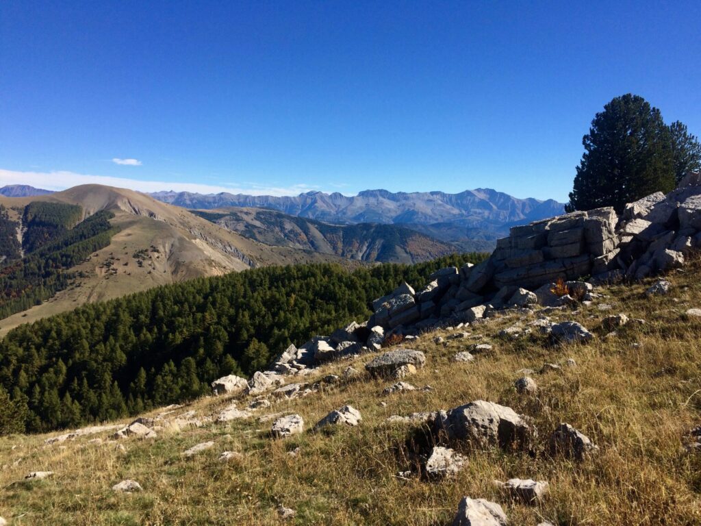 Crêtes des Monges et vues sur le massif de l’Estrop